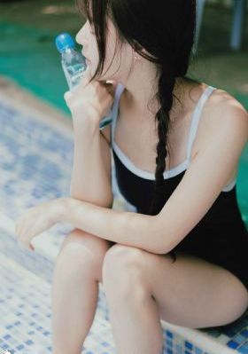 欧美红色卫衣街拍_HD高清完整版播放