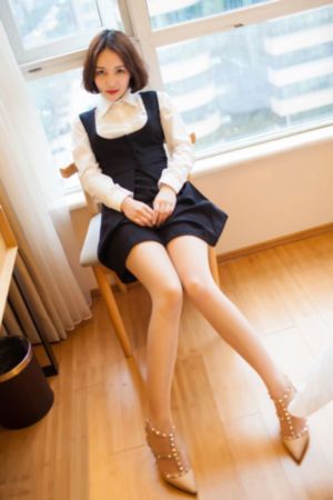 欧美黑白女生背影图片_1080HD在线观看